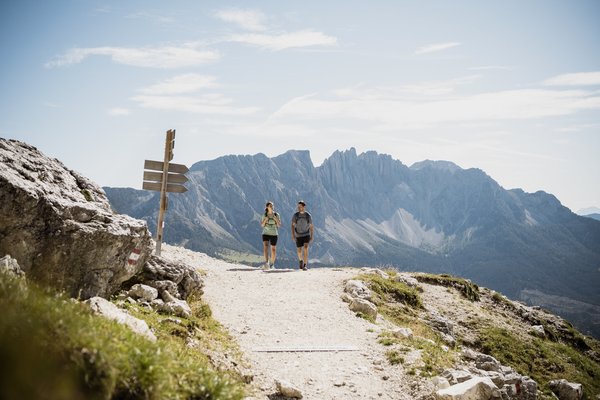 Ein Mann und eine Frau auf einer Wanderung in Südtirol